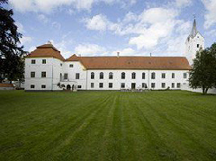 Exterior photograph of Dronninglund Slot